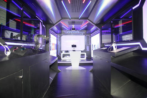 “旅行者号”AI大巴带着人工智能驶入南京科技馆