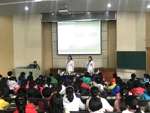 南京科技馆实验剧目《挑战不可能》走进南师附中新城小学