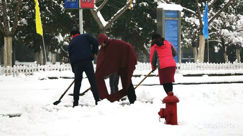 瑞雪兆丰年，劳动展风采——南京科技馆开展扫雪活动
