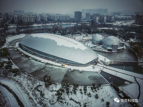 雪中的南京科技馆，雪中的你们