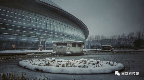 雪中的南京科技馆，雪中的你们