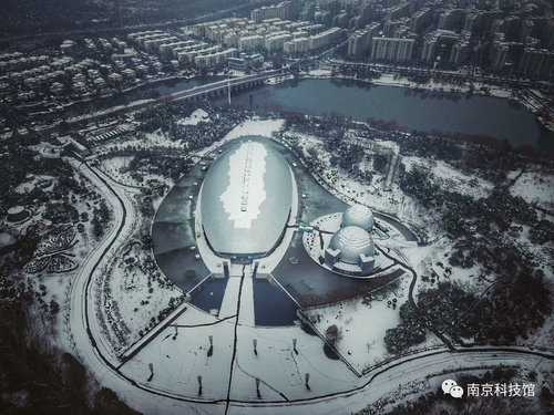 雪中的南京科技馆，雪中的你们