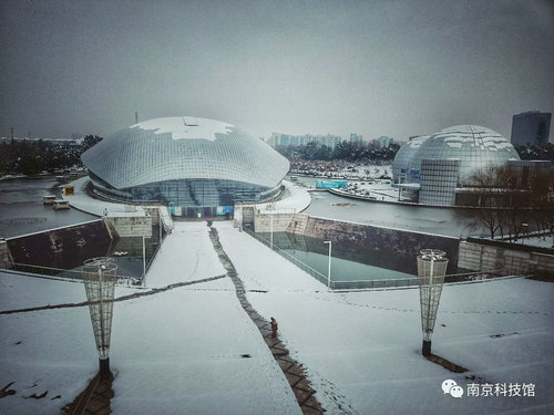 雪中的南京科技馆，雪中的你们