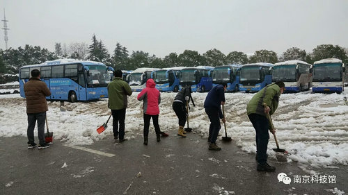 雪中的南京科技馆，雪中的你们