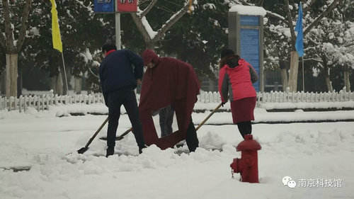 雪中的南京科技馆，雪中的你们