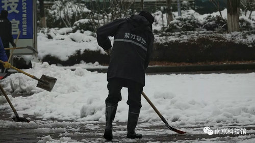 雪中的南京科技馆，雪中的你们