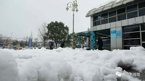 雪中的南京科技馆，雪中的你们