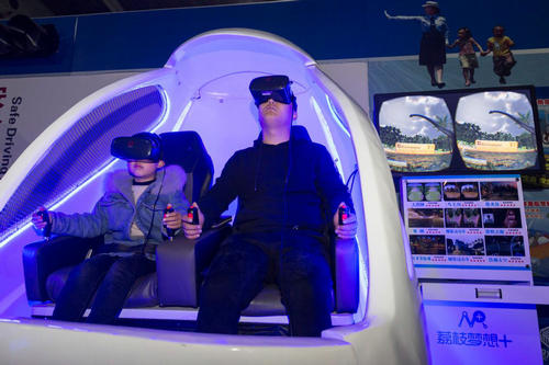 “虚拟现实科技体验区”周末登场受追捧
