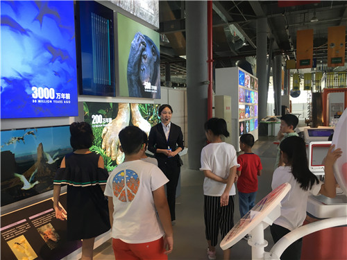 南京科技馆科普传播小使者率先体验基础科学展区