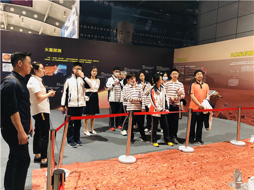 携手南外 共谱馆校合作新篇章