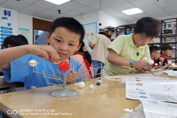 “热爱科学 崇尚科学”——弘扬科学家精神  探索浩瀚星空系列主题活动走进南京市凤游寺小学