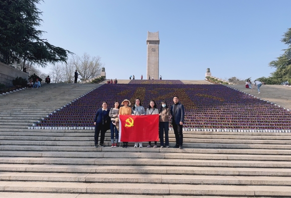 南京科技馆第一党小组赴雨花台烈士陵园参观学习，祭奠革命先烈