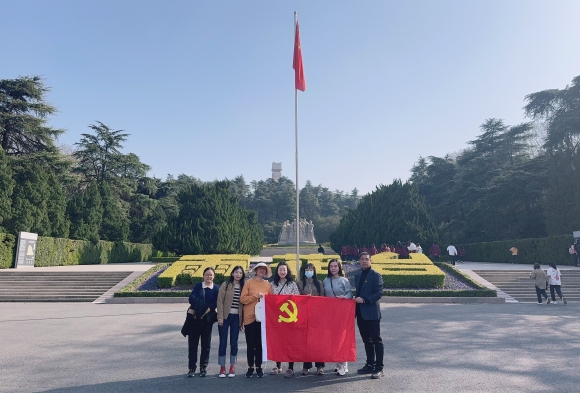 南京科技馆第一党小组赴雨花台烈士陵园参观学习，祭奠革命先烈