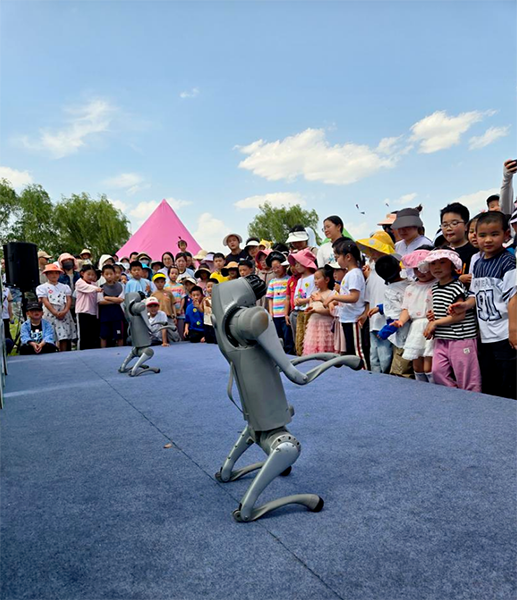 科普大篷车五一假期火爆 机器狗表演圈粉小朋友