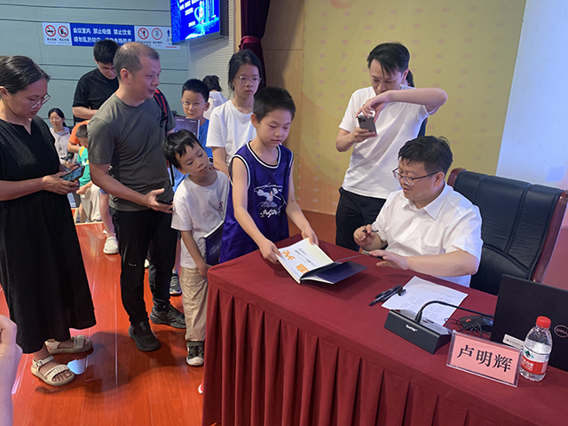 南京科技馆上演“光的十层解密”：院士专家科普基层行 点亮科学之光
