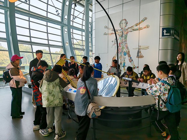 科技探索启智慧，创想未来助成长