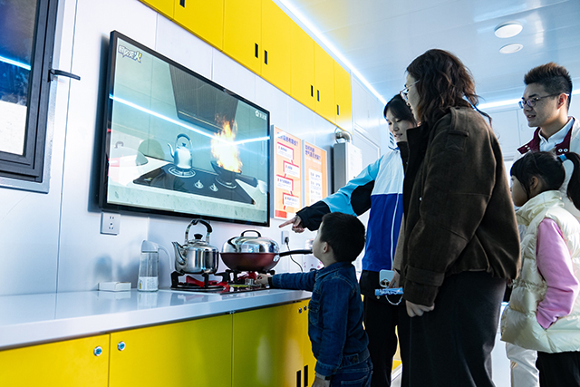 南京消防宣传月活动精彩启幕 互动体验引领市民“零距离”学安全