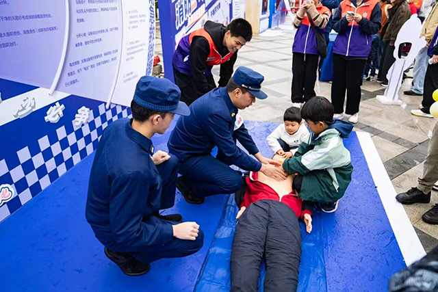 南京消防宣传月活动精彩启幕 互动体验引领市民“零距离”学安全