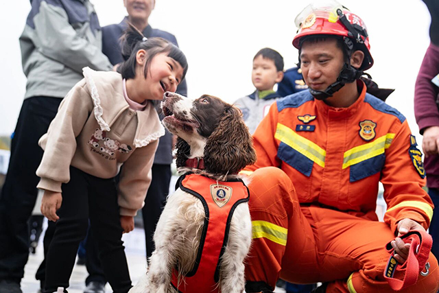 南京消防宣传月活动精彩启幕 互动体验引领市民“零距离”学安全