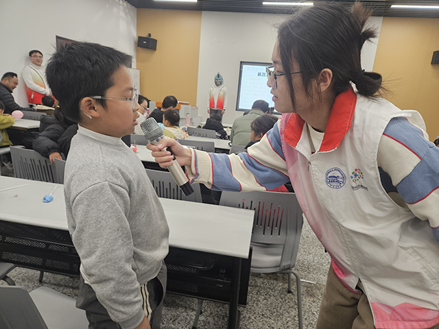 趣味科普燃动冬日 南京科技馆亲子沉浸式玩转科学