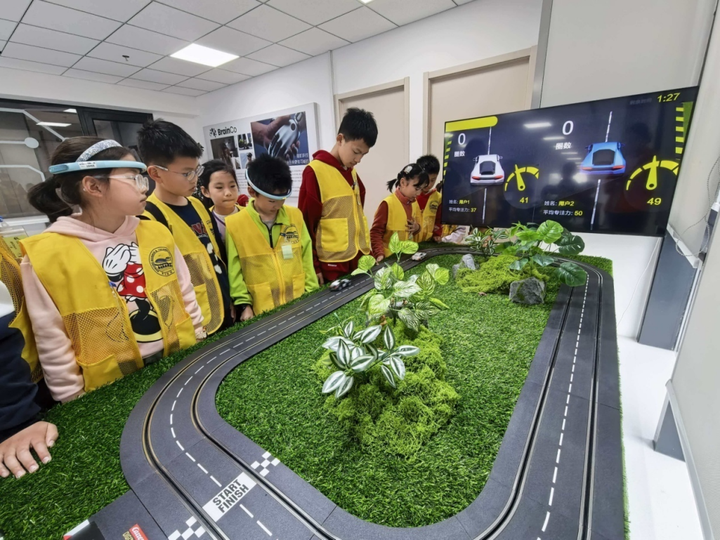 从“听讲解”到“动手做”，从“看热闹”到“探门道”：南京科技馆多彩科普活动点亮青少年缤纷暑假